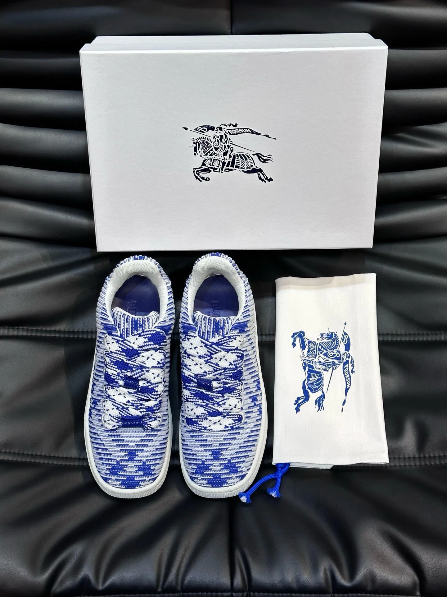 Factory price: 458💰Burberry Box series👫 Thick-soled casual sports shoes for couples, cool sneakers and bread shoes, purchased and developed from the original version, the top version of Box series sports shoes, made of original plaid/knitted fabric, embellished with EKD embossing. Made of mesh lining, the laces are decorated with metal coils, the rubber sole is decorated with the Burberry letter logo, and the original molded 3.5CM two-color T men's shoe 💰U outsole! Code number: 35-45 (35-45 customized)